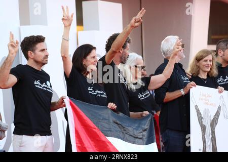 Venezia, 2 settembre 2023.Andrea Pallaoro, membro della giuria Laura Poitras, Saleh Bakri, Jane Campion, Martin McDonagh, mia Hansen-Løve, partecipa a una Flash Mob in solidarietà con il popolo iraniano dopo la condanna del regista Saeed Roustaee sul Red carpet al 80° Festival Internazionale del Cinema di Venezia, Italia. Foto Stock