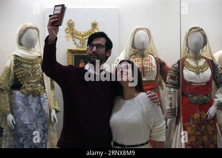 (180117) -- ATENE, 17 gennaio 2018 -- i visitatori fanno selfie al Museo Benaki della Cultura greca, uno dei musei più significativi della Grecia, ad Atene, in Grecia, il 17 gennaio 2018. Alcuni anni fa i visitatori del museo che osano scattare fotografie di opere d'arte venivano rimproverati dal personale di sicurezza nella maggior parte dei casi. Al giorno d'oggi, le persone sono incoraggiate a usare i loro telefoni cellulari per scattare selfie davanti a capolavori. ) La foto è accompagnata dall'articolo intitolato Greece S Benaki Museum participates in Museum Selfie Day. GRECIA-ATENE-MUSEO-SCATTARE SELFIE MariosxLolos PUBLICATIONxNOTxINxCHN Foto Stock