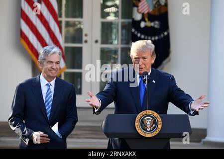 (180119) -- NEW YORK, 19 gennaio 2018 -- la foto del file scattata il 2 novembre 2017 mostra il presidente degli Stati Uniti Donald Trump (R) e il governatore della Federal Reserve Jerome Powell che partecipano alla cerimonia di nomina al roseto della Casa Bianca a Washington D.C., negli Stati Uniti. Trump ha scelto giovedì il governatore della Federal Reserve Jerome Powell come prossimo presidente della Federal Reserve. 20 gennaio 2018 raggiunge un anno per Donald Trump come 45° presidente degli Stati Uniti. A un anno dalla presidenza del presidente degli Stati Uniti Donald Trump, le incertezze e le ansie riguardo al suo libro di gioco non convenzionale sembrano non essere diminuite. A Foto Stock