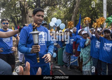 (180120) -- KOLKATA, 20 gennaio 2018 -- attivisti, bambini e genitori diversamente abili partecipano alla corsa della torcia per lo Special Olympic a Calcutta, India, il 20 gennaio 2018.(Xinhua Photo/) (SP)INDIA-CALCUTTA-SPECIALE CORSA DELLA TORCIA OLIMPICA TumpaxMondal PUBLICATIONxNOTxINxCHN Foto Stock