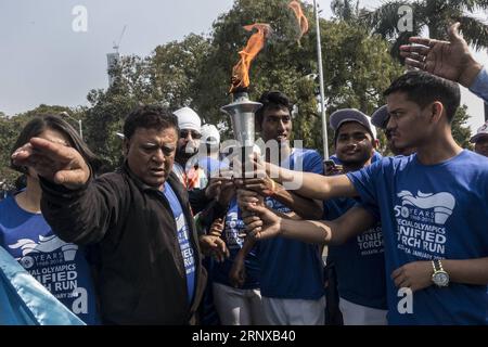 (180120) -- KOLKATA, 20 gennaio 2018 -- attivisti, bambini e genitori diversamente abili partecipano alla corsa della torcia per lo Special Olympic a Calcutta, India, il 20 gennaio 2018.(Xinhua Photo/) (SP)INDIA-CALCUTTA-SPECIALE CORSA DELLA TORCIA OLIMPICA TumpaxMondal PUBLICATIONxNOTxINxCHN Foto Stock