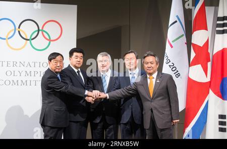 (180120) -- LOSANNA, 20 gennaio 2018 -- Lee Hee-beom, presidente del Comitato Organizzatore di PyeongChang per i Giochi olimpici e paraolimpici invernali (POCOG) del 2018, presidente del Comitato olimpico democratico della Repubblica popolare di Corea (RPDC) e ministro dello sport Kim il Guk, presidente del Comitato olimpico internazionale (CIO) Thomas Bach, il ministro dello sport della Corea del Sud Do Jong-hwan e il presidente del Comitato Olimpico Nazionale (NOC) Lee Kee-heung (da L a R) stringono la mano durante una cerimonia dopo un incontro di quattro partiti presso la sede del CIO a Losanna, in Svizzera, 20 gennaio 2018. ) (SP) Foto Stock