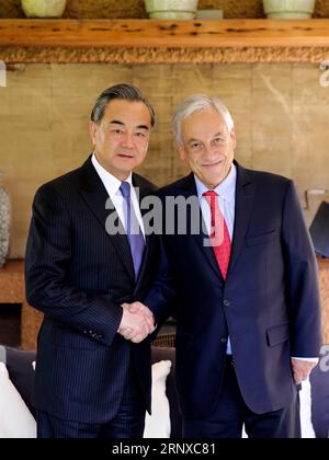 (180122) -- SANTIAGO, 22 gennaio 2018 -- il ministro degli Esteri cinese Wang Yi (L) stringe la mano al presidente eletto cileno Sebastian Pinera durante la riunione a Santiago, Cile, 21 gennaio 2018. )(yk) CILE-SANTIAGO-CINA-POLITICA WangxPei PUBLICATIONxNOTxINxCHN Foto Stock