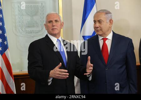 (180122) -- GERUSALEMME, 22 gennaio 2018 -- il vicepresidente degli Stati Uniti Mike Pence (L) incontra il primo ministro israeliano Benjamin Netanyahu a Gerusalemme, il 22 gennaio 2018. ) (lrz) MIDEAST-JERUSALEM-NETANYAHU-PENCE-MEET AlexxKolomoisky/POOL/JINI PUBLICATIONxNOTxINxCHN Foto Stock