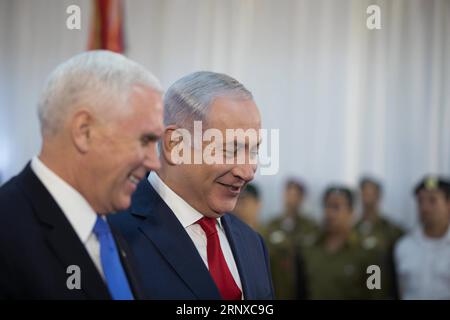 (180122) -- GERUSALEMME, 22 gennaio 2018 -- il vicepresidente degli Stati Uniti Mike Pence (L) incontra il primo ministro israeliano Benjamin Netanyahu a Gerusalemme, il 22 gennaio 2018. ) (LRZ) MIDEAST-JERUSALEM-NETANYAHU-PENCE-MEET JINI PUBLICATIONXNOTXINXCHN Foto Stock