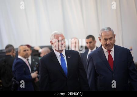 (180122) -- GERUSALEMME, 22 gennaio 2018 -- il vicepresidente degli Stati Uniti Mike Pence (fronte, L) incontra il primo ministro israeliano Benjamin Netanyahu (R) a Gerusalemme, il 22 gennaio 2018. ) (LRZ) MIDEAST-JERUSALEM-NETANYAHU-PENCE-MEET JINI PUBLICATIONXNOTXINXCHN Foto Stock