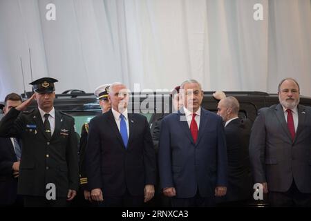 (180122) -- GERUSALEMME, 22 gennaio 2018 -- il vicepresidente degli Stati Uniti Mike Pence (2nd L, fronte) incontra il primo ministro israeliano Benjamin Netanyahu (3rd L, fronte) a Gerusalemme, il 22 gennaio 2018. ) (LRZ) MIDEAST-JERUSALEM-NETANYAHU-PENCE-MEET JINI PUBLICATIONXNOTXINXCHN Foto Stock