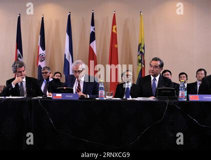 (180122) -- SANTIAGO, 22 gennaio 2018 -- il ministro degli Esteri cinese Wang Yi (fronte R) partecipa a un incontro con i ministri degli Esteri del Cile, della Repubblica Dominicana, dell'Ecuador e di Haiti, nonché il rappresentante di El Salvador, a Santiago, Cile, 21 gennaio 2018. ) (Djj) CILE-SANTIAGO-CINA-FM-RIUNIONE XuxRui PUBLICATIONxNOTxINxCHN Foto Stock