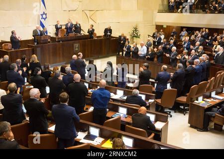 (180122) -- GERUSALEMME, 22 gennaio 2018 -- il vicepresidente degli Stati Uniti Mike Pence (2nd L, Rear) parla in una sessione plenaria speciale alla Knesset di Gerusalemme, il 22 gennaio 2018. Il Vice Presidente degli Stati Uniti Mike Pence si è rivolto alla Knesset, il parlamento israeliano, lunedì, tenendo un forte discorso pro-israeliano e promettendo che la controversa ricollocazione dell'ambasciata statunitense da Tel Aviv a Gerusalemme sarebbe stata completata in meno di due anni. ) MIDEAST-JERUSALEM-U.S.-VICE PRESIDENT-PENCE-SPEECH JINI/EMILXSALMAN PUBLICATIONXNOTXINXCHN Foto Stock