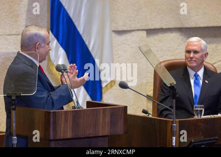 Bilder des Tages (180122) -- GERUSALEMME, 22 gennaio 2018 -- il primo ministro israeliano Benjamin Netanyahu (L) applaude prima che il vicepresidente statunitense Mike Pence (R) si rivolga a una sessione plenaria speciale alla Knesset di Gerusalemme, il 22 gennaio 2018. Il Vice Presidente degli Stati Uniti Mike Pence si è rivolto alla Knesset, il parlamento israeliano, lunedì, tenendo un forte discorso pro-israeliano e promettendo che la controversa ricollocazione dell'ambasciata statunitense da Tel Aviv a Gerusalemme sarebbe stata completata in meno di due anni. ) MIDEAST-JERUSALEM-U.S.-VICE PRESIDENT-PENCE-SPEECH JINI/EMILXSALMAN PUBLICATIONXNOTXINXCHN Foto Stock