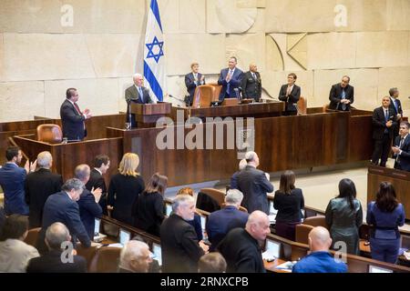 (180122) -- GERUSALEMME, 22 gennaio 2018 -- il vicepresidente degli Stati Uniti Mike Pence (2nd L, Rear) parla in una sessione plenaria speciale alla Knesset di Gerusalemme, il 22 gennaio 2018. Il Vice Presidente degli Stati Uniti Mike Pence si è rivolto alla Knesset, il parlamento israeliano, lunedì, tenendo un forte discorso pro-israeliano e promettendo che la controversa ricollocazione dell'ambasciata statunitense da Tel Aviv a Gerusalemme sarebbe stata completata in meno di due anni. ) MIDEAST-JERUSALEM-U.S.-VICE PRESIDENT-PENCE-SPEECH JINI/EMILXSALMAN PUBLICATIONXNOTXINXCHN Foto Stock