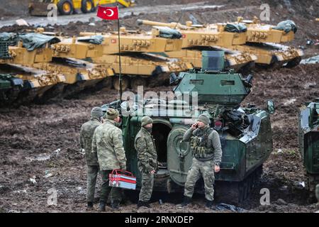 (180123) -- HATAY (TURCHIA), 23 gennaio 2018 () -- i soldati turchi sono visti con i loro veicoli corazzati vicino al confine turco-siriano ad Hatay, Turchia, il 23 gennaio 2018. Le operazioni militari turche in Siria continueranno fino a quando tutti i terroristi non saranno completamente eliminati e 3,5 milioni di rifugiati siriani torneranno a casa, ha dichiarato martedì il portavoce del Presidente Recep Tayyip Erdogan. () TURCHIA-HATAY-TRUPPE TURCHE-SIRIA Xinhua PUBLICATIONxNOTxINxCHN Foto Stock