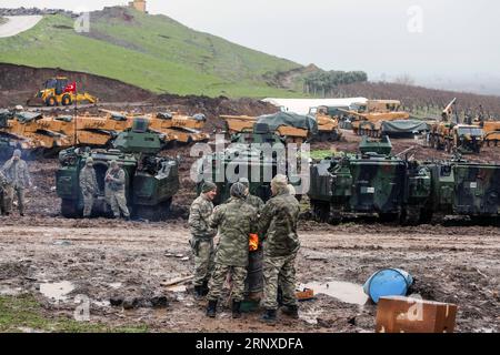 (180123) -- HATAY (TURCHIA), 23 gennaio 2018 () -- i soldati turchi sono visti con i loro veicoli corazzati vicino al confine turco-siriano ad Hatay, Turchia, il 23 gennaio 2018. Le operazioni militari turche in Siria continueranno fino a quando tutti i terroristi non saranno completamente eliminati e 3,5 milioni di rifugiati siriani torneranno a casa, ha dichiarato martedì il portavoce del Presidente Recep Tayyip Erdogan. () TURCHIA-HATAY-TRUPPE TURCHE-SIRIA Xinhua PUBLICATIONxNOTxINxCHN Foto Stock