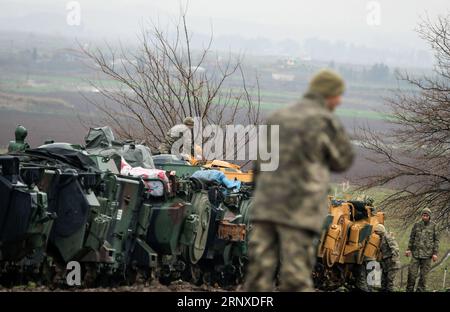 (180123) -- HATAY (TURCHIA), 23 gennaio 2018 () -- i soldati turchi sono visti con i loro veicoli corazzati vicino al confine turco-siriano ad Hatay, Turchia, il 23 gennaio 2018. Le operazioni militari turche in Siria continueranno fino a quando tutti i terroristi non saranno completamente eliminati e 3,5 milioni di rifugiati siriani torneranno a casa, ha dichiarato martedì il portavoce del Presidente Recep Tayyip Erdogan. () TURCHIA-HATAY-TRUPPE TURCHE-SIRIA Xinhua PUBLICATIONxNOTxINxCHN Foto Stock