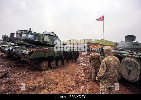 (180123) -- HATAY (TURCHIA), 23 gennaio 2018 () -- i soldati turchi sono visti con i loro veicoli corazzati vicino al confine turco-siriano ad Hatay, Turchia, il 23 gennaio 2018. Le operazioni militari turche in Siria continueranno fino a quando tutti i terroristi non saranno completamente eliminati e 3,5 milioni di rifugiati siriani torneranno a casa, ha dichiarato martedì il portavoce del Presidente Recep Tayyip Erdogan. () TURCHIA-HATAY-TRUPPE TURCHE-SIRIA Xinhua PUBLICATIONxNOTxINxCHN Foto Stock