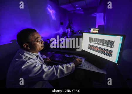 (180125) -- DALIAN, 25 gennaio 2018 -- Un dipendente del Dalian Institute of Chemical Physics esegue il debug di uno spettrometro di attività ottica Raman a lunghezza d'onda corta (ROA) con sorgente laser per la caratterizzazione delle molecole chirali a Dalian, provincia di Liaoning della Cina nordorientale, 25 gennaio 2018. L'istituto ha sviluppato con successo il primo spettrometro ROA a lunghezza d'onda corta al mondo con sorgente laser a 457 nm per la caratterizzazione delle molecole chirali. I loro progressi nello sviluppo furono pubblicati su Applied Spectroscopy. )(MCG) CHINA-LIAONING-DALIAN-RAMAN OPTICAL ACTIVITY SPECTROMETER (CN) PANXYULONG P. Foto Stock