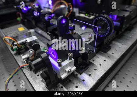 (180125) -- DALIAN, 25 gennaio 2018 -- foto scattata il 25 gennaio 2018 mostra uno spettrometro di attività ottica Raman a breve lunghezza d'onda (ROA) con sorgente laser per la caratterizzazione delle molecole chirali presso il Dalian Institute of Chemical Physics di Dalian, provincia di Liaoning della Cina nordorientale. L'istituto ha sviluppato con successo il primo spettrometro ROA a lunghezza d'onda corta al mondo con sorgente laser a 457 nm per la caratterizzazione delle molecole chirali. I loro progressi nello sviluppo furono pubblicati su Applied Spectroscopy. )(MCG) CHINA-LIAONING-DALIAN-RAMAN OPTICAL ACTIVITY SPECTROMETER (CN) PANXYULONG PUB Foto Stock