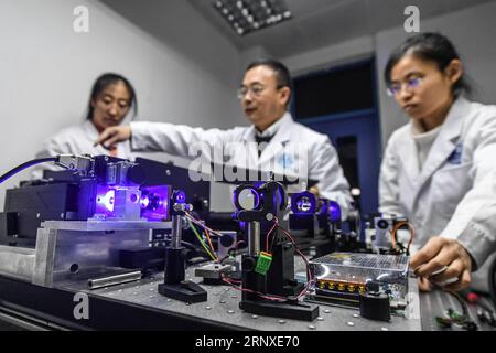 (180125) -- DALIAN, 25 gennaio 2018 -- staff Workers of Dalian Institute of Chemical Physics debug a short-wavelength Raman Optical Activity (ROA) Spectrometer with laser source for the characterization of chiral Molecules in Dalian, North East China S Liaoning Province, 25 gennaio 2018. L'istituto ha sviluppato con successo il primo spettrometro ROA a lunghezza d'onda corta al mondo con sorgente laser a 457 nm per la caratterizzazione delle molecole chirali. I loro progressi nello sviluppo furono pubblicati su Applied Spectroscopy. )(MCG) CHINA-LIAONING-DALIAN-RAMAN OPTICAL ACTIVITY SPECTROMETER (CN) PANXYULONG PUB Foto Stock