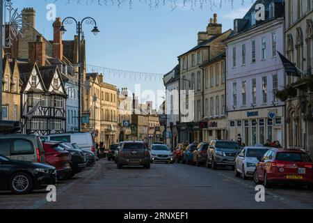 Questo è il centro della città di Cirencester, una trafficata area commerciale e popolare destinazione di viaggio il 9 gennaio 2022 a Cirencester, Regno Unito Foto Stock