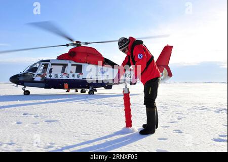 (180126) -- PECHINO, 26 gennaio 2018 -- la foto del file scattata il 20 agosto 2010 mostra He Jianfeng, un membro della quarta spedizione scientifica cinese, che raccoglie il campione di carotaggio di ghiaccio al Polo Nord. La Cina ha promesso un utilizzo pacifico dell'Artico e si è impegnata a mantenere la pace e la stabilità nella regione, ha dichiarato un Libro bianco pubblicato venerdì dall'Ufficio informazioni del Consiglio di Stato. )(mcg) CHINA-ARCTIC POLICY-WHITE PAPER (CN) ZhangxJiansong PUBLICATIONxNOTxINxCHN Foto Stock