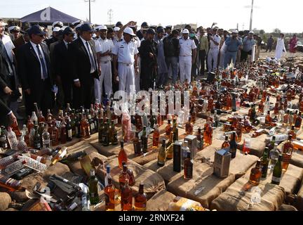 (180126) -- KARACHI, 26 gennaio 2018 -- le bottiglie di liquore sono esposte durante una cerimonia nella giornata internazionale della dogana nella città portuale di Karachi nel Pakistan meridionale, 26 gennaio 2018. I funzionari doganali pakistani hanno distrutto bottiglie di liquori illegali e droghe contrabbandate nel paese in occasione della giornata internazionale della dogana. ) PAKISTAN-KARACHI-GIORNATA DOGANALE INTERNAZIONALE Masroor PUBLICATIONxNOTxINxCHN Foto Stock