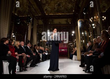 (180127) -- ROMA, 27 gennaio 2018 -- Una modella presenta una creazione per la casa di moda Renato balestra Haute Couture durante le sfilate della collezione Primavera/Estate Altaroma 2018 a Roma, Italia, 26 gennaio 2018. )(yy) ITALIA-ROMA-FASHION-ALTAROMA-RENATO BALESTRA JinxYu PUBLICATIONxNOTxINxCHN Foto Stock