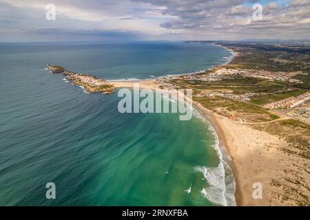 Veduta aerea della penisola Baleal vicino Peniche sulla costa occidentale del Portogallo Foto Stock