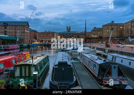 Vista serale delle barche ormeggiate lungo il canale nei Gloucester Docks, una famosa destinazione di viaggio il 9 gennaio 2022 a Gloucester, Regno Unito Foto Stock