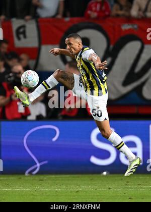 ENSCHEDE - Rodrigo Becao del Fenerbahce SK durante la partita di play-off della UEFA Conference League tra FC Twente e Fenerbahce SK allo Stadion De Grolsch Veste il 31 agosto 2023 a Enschede, Paesi Bassi. ANP | Hollandse Hoogte | GERRIT VAN COLOGNE Foto Stock