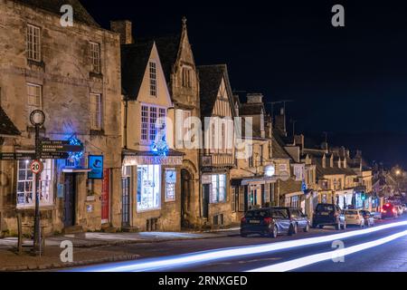 Il centro di Burford di notte, una popolare destinazione turistica nei Cotswolds, Oxfordshire il 9 gennaio 2022 a Burford, Regno Unito Foto Stock