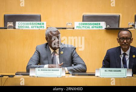 (180129) -- ADDIS ABEBA, 29 gennaio 2018 -- Moussa Faki Mahamat (L), presidente della Commissione dell'Unione africana (UA), interviene durante una conferenza stampa dopo la cerimonia di chiusura del 30° vertice dell'UA ad Addis Abeba, capitale dell'Etiopia, 29 gennaio 2018. Il 30° vertice dell'Unione africana (UA) si è concluso lunedì con un invito a rafforzare l'unità africana e la lotta contro la corruzione. ) ETIOPIA-ADDIS ABEBA-30TH AU SUMMIT-CLOSE LVXSHUAI PUBLICATIONXNOTXINXCHN Foto Stock