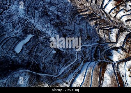 (180129) -- XINGTAI, 29 gennaio 2018 -- foto scattata il 29 gennaio 2018 mostra paesaggi di campi terrazzati coperti dalla neve nel villaggio di Wangnao di Shahe City, nella provincia di Hebei nella Cina settentrionale. ) (Xzy) CHINA-HEBEI-SNOW-SCENOGRAFIA (CN) MuxYu PUBLICATIONxNOTxINxCHN Foto Stock