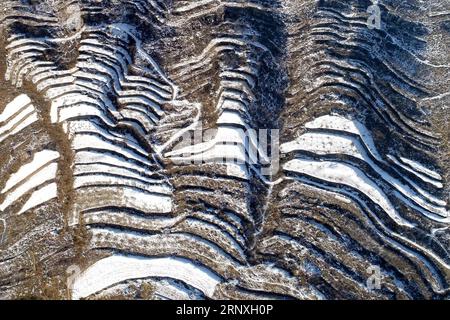 (180129) -- XINGTAI, 29 gennaio 2018 -- foto scattata il 29 gennaio 2018 mostra paesaggi di campi terrazzati coperti dalla neve nel villaggio di Wangnao di Shahe City, nella provincia di Hebei nella Cina settentrionale. ) (Xzy) CHINA-HEBEI-SNOW-SCENOGRAFIA (CN) MuxYu PUBLICATIONxNOTxINxCHN Foto Stock