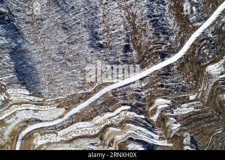 (180129) -- XINGTAI, 29 gennaio 2018 -- foto scattata il 29 gennaio 2018 mostra paesaggi di campi terrazzati coperti dalla neve nel villaggio di Wangnao di Shahe City, nella provincia di Hebei nella Cina settentrionale. ) (Xzy) CHINA-HEBEI-SNOW-SCENOGRAFIA (CN) MuxYu PUBLICATIONxNOTxINxCHN Foto Stock