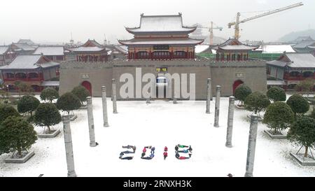 (180130) -- CHENZHOU, 30 gennaio 2018 () -- le persone posano per foto creative dopo una nevicata nella contea di Guiyang di Chenzhou, nella provincia di Hunan, nella Cina centrale, 29 gennaio 2018. () (dhf) CHINA-HUNAN-SNOW-CREATIVE POSE (CN) Xinhua PUBLICATIONxNOTxINxCHN Foto Stock