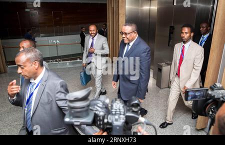 (180130) -- ADDIS ABEBA, 30 gennaio 2018 -- foto scattata il 29 gennaio 2018 mostra il primo ministro etiope Hailemariam Desalegn (3rd, R) presso il quartier generale dell'Unione africana (AU) ad Addis Abeba, capitale dell'Etiopia. Il primo ministro etiope Hailemariam Desalegn lunedì ha respinto un rapporto dei media francesi secondo cui la Cina avrebbe spiato il quartier generale dell'UA ad Addis Abeba. (ZXJ) ETIOPIA-ADDIS ABEBA-30° VERTICE UA-LEADER-RESPINGENDO-SPIONAGGIO RELAZIONE LYUXSHUAI PUBLICATIONXNOTXINXCHN Foto Stock