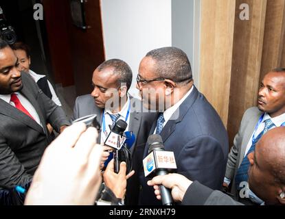 (180130) -- ADDIS ABEBA, 30 gennaio 2018 -- il primo ministro etiope Hailemariam Desalegn (R, Central) parla ai media presso la sede centrale dell'Unione africana (UA) ad Addis Abeba, capitale dell'Etiopia, 29 gennaio 2018. Il primo ministro etiope Hailemariam Desalegn lunedì ha respinto un rapporto dei media francesi secondo cui la Cina avrebbe spiato il quartier generale dell'UA ad Addis Abeba. (ZXJ) ETIOPIA-ADDIS ABEBA-30° VERTICE UA-LEADER-RESPINGENDO-SPIONAGGIO RELAZIONE LYUXSHUAI PUBLICATIONXNOTXINXCHN Foto Stock