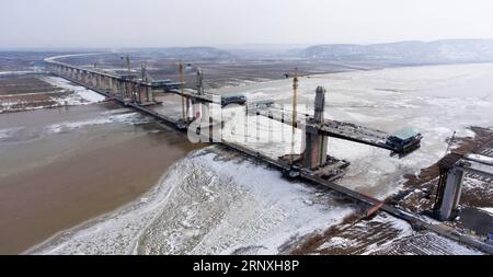 (180130) -- SANMENXIA, 30 gennaio 2018 -- foto aerea scattata il 30 gennaio 2018 mostra il sito di costruzione di un ponte del fiume giallo della superstrada Yuncheng-Lingbao che collega la provincia centrale di Henan della Cina e la provincia settentrionale di Shanxi della Cina. Il ponte lungo 1.690 metri con sei corsie dovrebbe essere terminato nell'ottobre del 2018. )(mcg) CHINA-HENAN-SHANXI-EXPRESSWAY-YELLOW RIVER BRIDGE (CN) ZhuxXiang PUBLICATIONxNOTxINxCHN Foto Stock