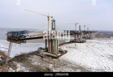 (180130) -- SANMENXIA, 30 gennaio 2018 -- foto aerea scattata il 30 gennaio 2018 mostra il sito di costruzione di un ponte del fiume giallo della superstrada Yuncheng-Lingbao che collega la provincia centrale di Henan della Cina e la provincia settentrionale di Shanxi della Cina. Il ponte lungo 1.690 metri con sei corsie dovrebbe essere terminato nell'ottobre del 2018. )(mcg) CHINA-HENAN-SHANXI-EXPRESSWAY-YELLOW RIVER BRIDGE (CN) ZhuxXiang PUBLICATIONxNOTxINxCHN Foto Stock