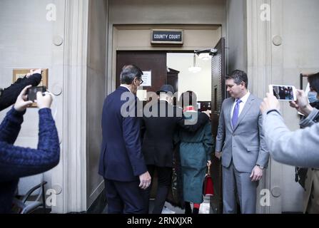 (180201) -- NEW YORK, 1 febbraio 2018 -- Zhou Libo (L, Center) entra in un'aula di tribunale presso il tribunale della contea di Nassau nella contea di Nassau, New York, Stati Uniti, 1 febbraio 2018. Il comico cinese Zhou Libo è apparso in una sessione di tribunale con il giudice e il procuratore qui giovedì. Zhou è accusato di possesso illegale di una pistola, possesso di una sostanza controllata identificata come metanfetamina cristallina e guida mentre usa un cellulare. U.S.-NEW YORK-CHINESE COMEDIAN-ZHOU LIBO-COURT SESSION WANGXYING PUBLICATIONXNOTXINXCHN Foto Stock