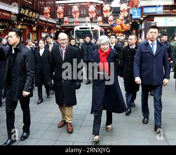Bilder des Tages (180202) -- SHANGHAI, 2 febbraio 2018 -- il primo ministro britannico Theresa May visita il Giardino Yuyuan a Shanghai, Cina orientale, 2 febbraio 2018. ) (Zwx) CHINA-SHANGHAI-BRITISH PM-YUYUAN GARDEN (CN) FanxJun PUBLICATIONxNOTxINxCHN Foto Stock
