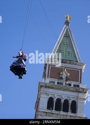 Karneval in Venedig (180204) -- VENEZIA, 4 febbraio 2018 -- Elisa Costantini, vestita da angelo, scende in Piazza San Marco durante il Carnevale di Venezia, 4 febbraio 2018. Il volo dell'Angelo è un evento tradizionale che risale al periodo della Serenissima, dove un ospite sconosciuto di Venezia, volando lungo una corda dal campanile di San Marco al centro della piazza. (lrz) ITALIA-VENEZIA-CARNEVALE-VOLO DELL'ANGELO JinxYu PUBLICATIONxNOTxINxCHN Foto Stock