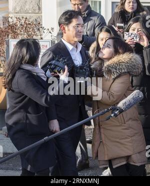 (180205) -- UIWANG, 5 febbraio 2018 -- Lee Jae-yong (2nd L), vice presidente di Samsung Electronics, parla ai media fuori da un centro di detenzione a Uiwang, Corea del Sud, il 5 febbraio 2018. Un giudice della Corte Suprema di Seoul lunedì ha condannato Lee Jae-yong, un erede apparente del Samsung Group, il più grande conglomerato controllato dalla famiglia del paese, a due anni e mezzo di carcere con una sospensione dell'esecuzione per quattro anni. ) (Zjl) COREA DEL SUD-UIWANG-SAMSUNG-EREDE-SENTENZA LeexSang-ho PUBLICATIONxNOTxINxCHN Foto Stock