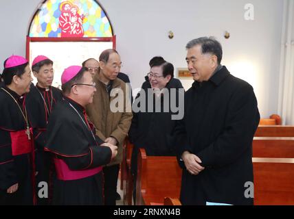 (180206) -- PECHINO, 6 febbraio 2018 -- il Vice Premier cinese Wang Yang (1st R), anche membro del Comitato permanente dell'Ufficio politico del Comitato centrale del Partito Comunista Cinese (CPC), visita l'Associazione Patriottica Cattolica Cinese e la Conferenza Episcopale della Chiesa Cattolica in Cina, a Pechino, capitale della Cina, 6 febbraio 2018. Wang ha visitato alcune associazioni religiose nazionali martedì e ha esteso i saluti di Capodanno ai circoli religiosi in Cina prima del Festival di Primavera. ) (mp) CHINA-BEIJING-WANG YANG-RELIGIOUS ASSOCIATIONS-VISIT (CN) LiuxWeibing PUBLICATIONxNOTxINxCHN Foto Stock