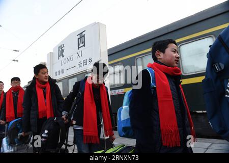 (180206) -- LONGXI, 6 febbraio 2018 -- Sun Jianjun (1st R) e i suoi compagni di scuola arrivano alla stazione ferroviaria di Longxi nella provincia del Gansu della Cina nord-occidentale, 2 febbraio 2018. Il festival primaverile, o Capodanno lunare cinese, cade il 16 febbraio di quest'anno. Centinaia di milioni di cinesi torneranno nelle loro città natali per riunioni di famiglia. Il quattordicenne Sun Jianjun e i suoi 15 compagni di scuola sono tra questi viaggiatori desiderosi di tornare a casa. Il 1° febbraio, il primo giorno della corsa al Festival di Primavera del 2018, salirono su un treno a Nantong, nella provincia di Jiangsu della Cina orientale, in un viaggio verso casa di oltre 2.000 kilomet Foto Stock