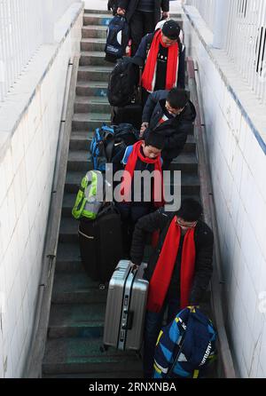 (180206) -- LONGXI, 6 febbraio 2018 -- Sun Jianjun (2° fronte) e i suoi compagni di scuola arrivano alla stazione ferroviaria di Longxi, provincia del Gansu della Cina nord-occidentale, 2 febbraio 2018. Il festival primaverile, o Capodanno lunare cinese, cade il 16 febbraio di quest'anno. Centinaia di milioni di cinesi torneranno nelle loro città natali per riunioni di famiglia. Il quattordicenne Sun Jianjun e i suoi 15 compagni di scuola sono tra questi viaggiatori desiderosi di tornare a casa. Il 1° febbraio, il primo giorno della corsa al Festival di Primavera del 2018, salirono su un treno a Nantong, nella provincia di Jiangsu della Cina orientale, in un viaggio verso casa di oltre 2.000 chili Foto Stock