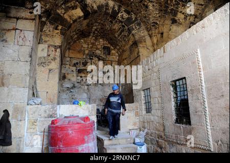 (180206) -- ALEPPO (SIRIA), 6 febbraio 2018 -- Un operaio siriano è visto all'interno dell'antico edificio della porta Bab al-Nasr nella città vecchia di Aleppo, in Siria, il 6 febbraio 2018. La guerra distrugge persone e case in Siria, ma in mezzo alla distruzione, vengono svelati alcuni vecchi segreti. Dopo la guerra, sono iniziati gli sforzi di restauro negli antichi siti colpiti di Aleppo. Quando i volontari cominciarono il loro lavoro nella porta di Bab al-Nasr, gli strati che furono aggiunti al terreno di pietra e alle pareti furono incrinati e in alcune parti distrutti, rivelando la struttura e l'architettura originali del cancello e la sua parte esterna. ) TH Foto Stock