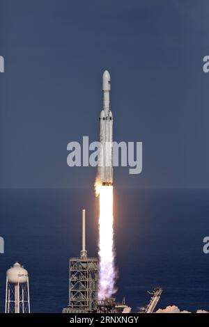 (180207) -- FLORIDA, 7 febbraio 2018 -- Un razzo SpaceX Falcon Heavy si solleva dal Kennedy Space Center della Florida, Stati Uniti, 6 febbraio 2018. Il Falcon Heavy è partito dal Kennedy Space Center nello stato della Florida alle 15:45 EST (2145 GMT), portando qualcosa solo per divertimento: Una Tesla Roadster rossa appartenente a SpaceX e il fondatore di Tesla Elon Musk. ) (JMMN) U.S.-FLORIDA-SPACEX-FALCON LANCIO PESANTE NASA PUBLICATIONXNOTXINXCHN Foto Stock