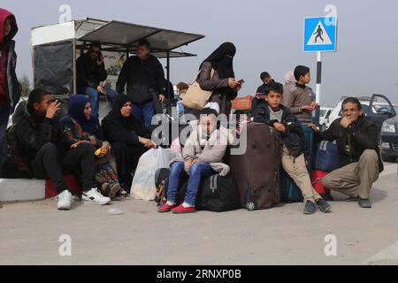 (180207) -- GAZA, 7 febbraio 2018 -- i palestinesi attendono i permessi di viaggio per attraversare l'Egitto attraverso il valico di Rafah, nella Striscia di Gaza meridionale il 7 febbraio 2018. Mercoledì le autorità egiziane hanno annunciato l'apertura del valico di Rafah con la Striscia di Gaza in entrambe le direzioni per tre giorni, secondo l'ambasciata palestinese al Cairo. )(rh) MIDEAST-GAZA-CROSSING-OPEN KhaledxOmar PUBLICATIONxNOTxINxCHN Foto Stock