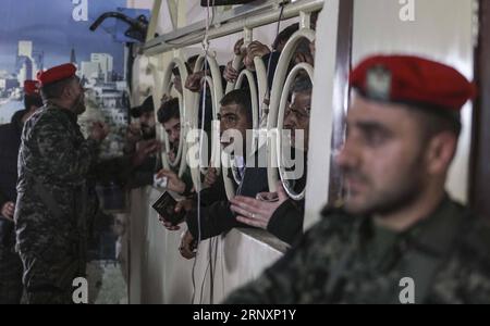 (180207) -- GAZA, 7 febbraio 2018 -- i palestinesi aspettano i permessi di viaggio per l'Egitto a Rafah Crossing, nella Striscia di Gaza meridionale, il 7 febbraio 2018. Mercoledì le autorità egiziane hanno annunciato l'apertura del valico di Rafah con la Striscia di Gaza in entrambe le direzioni per tre giorni, secondo l'Ambasciata palestinese al Cairo. ) MIDEAST-GAZA STRIP-RAFAH CROSSING-OPENING WISSAMXNASSAR PUBLICATIONXNOTXINXCHN Foto Stock